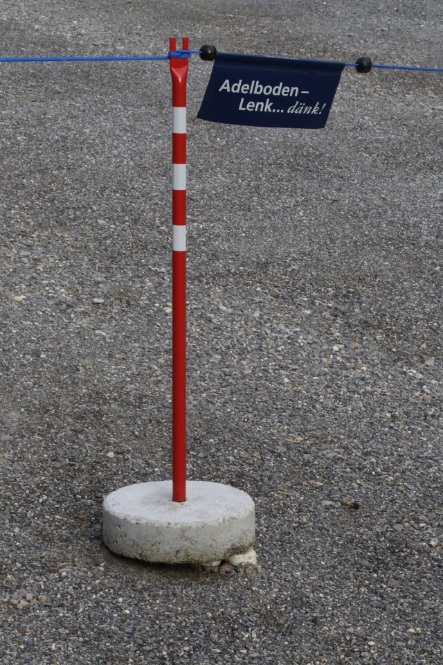 Bitte beachten: Pilz hebt den Betonsockel an!